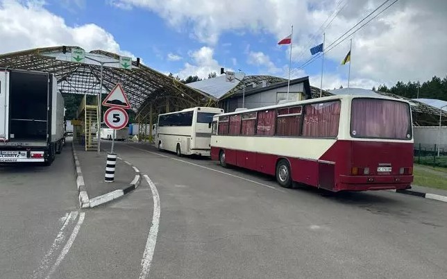 На кордоні з Польщею черги по 12 годин: у ДПСУ пояснили ситуацію